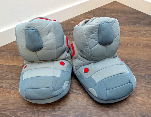 Large robot slippers plays - robot,