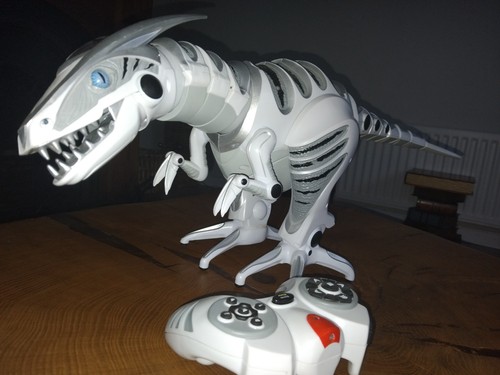 Large high quality toy robot - large,